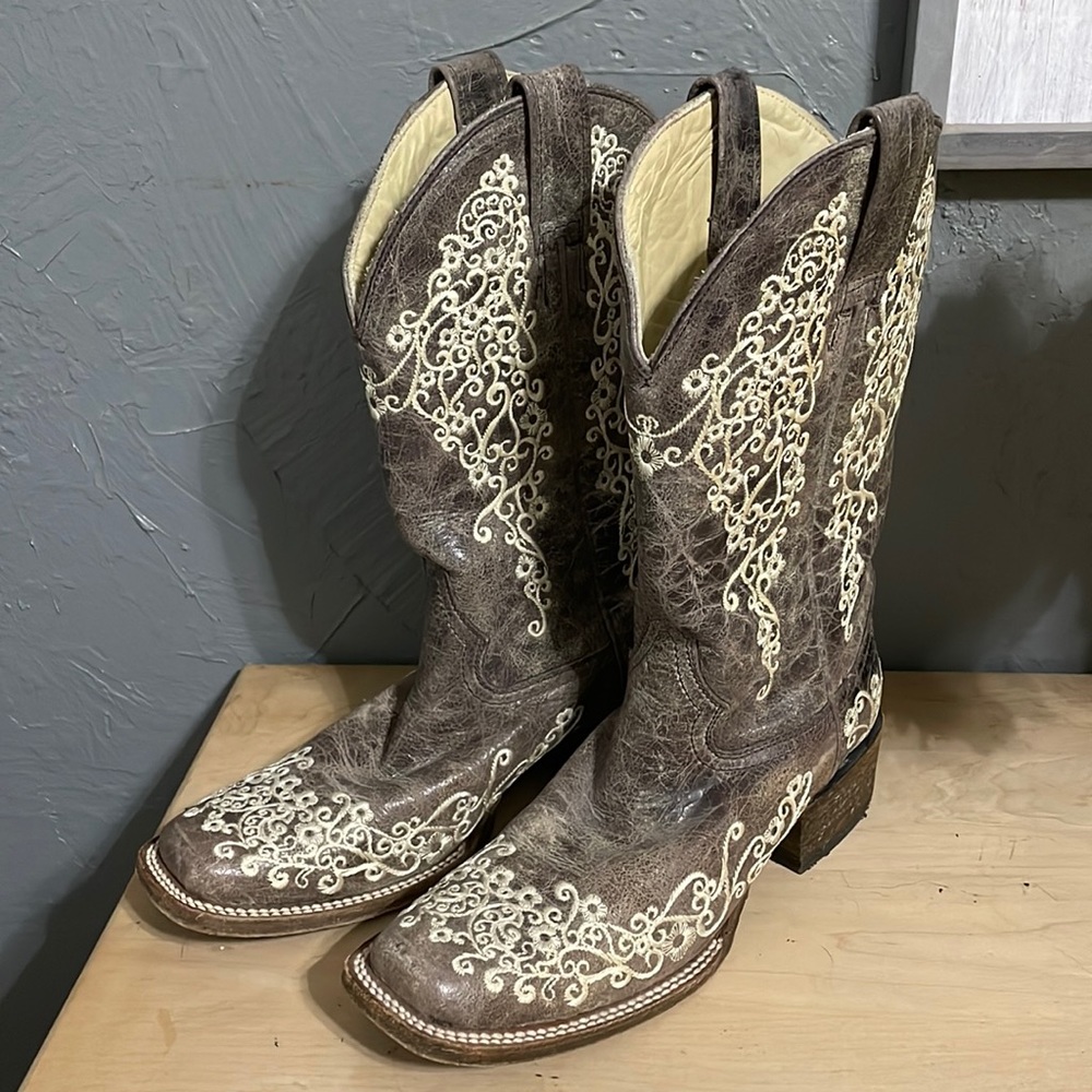 Size 7 1/2 Corral Vintage boots.